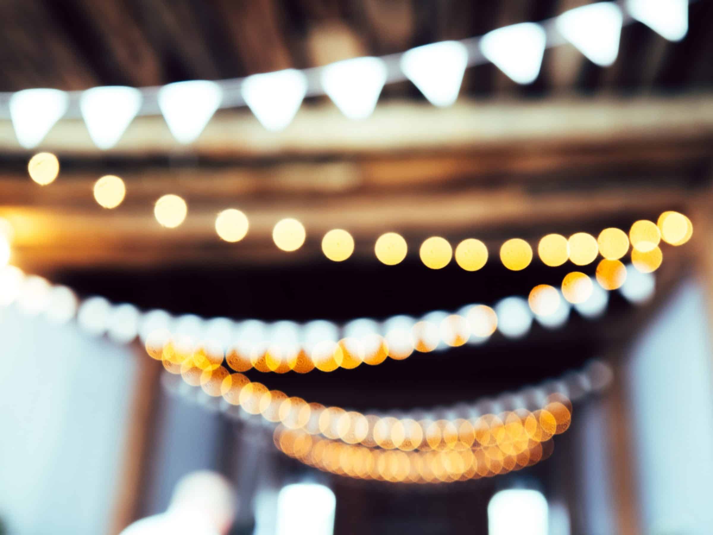 Vrolijke lampjes bokeh effect, een wazige foto.