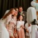 Gezin poserend voor de photobooth van 321Klik. Met de bruid in haar bruidsjurk.