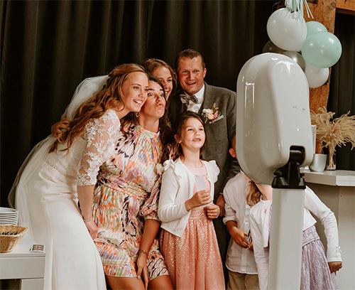 Gasten poseren voor de photobooth tijdens een bruiloft