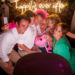 Vrolijke mensen poserend voor de photobooth van 321Klik tijdens een bruiloft.