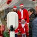 Photobooth met kerst op de markt. Mensen verkleed als kerstman gaan op de foto.
