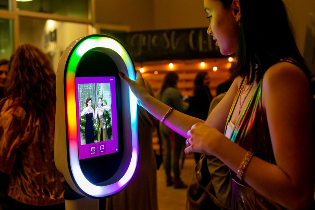 Vrouw is een video aan het delen vanaf de photobooth.