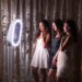 3 vrouwen staan voor de photobooth van 321Klik een video te maken.