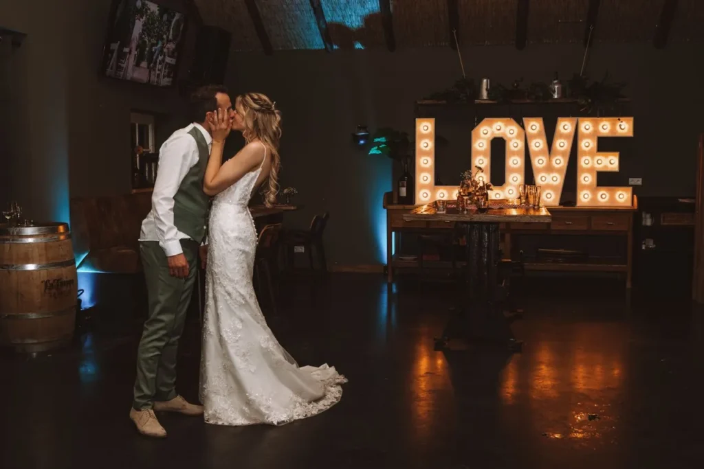 bruidspaar met love lichtletters