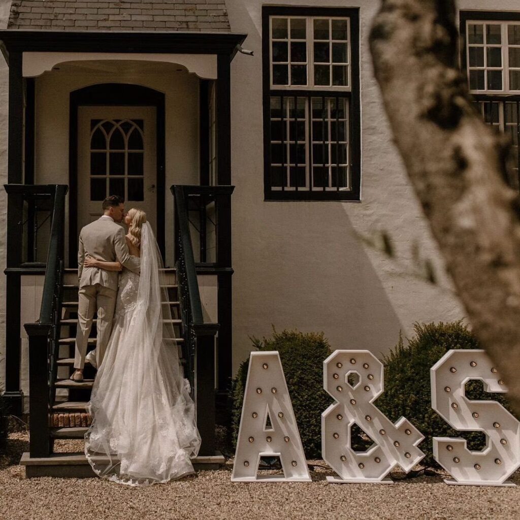 bruidspaar poserend met de lichtletters