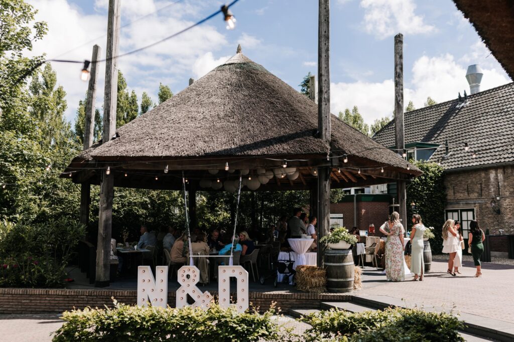 bruiloft met lichtletters buiten